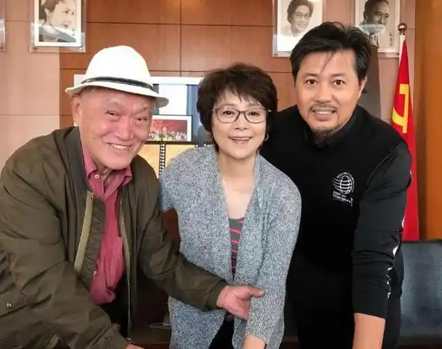 如今62岁的张瑜依然年轻漂亮,虽然事业有成,但还是孤身一人,希望能嫁