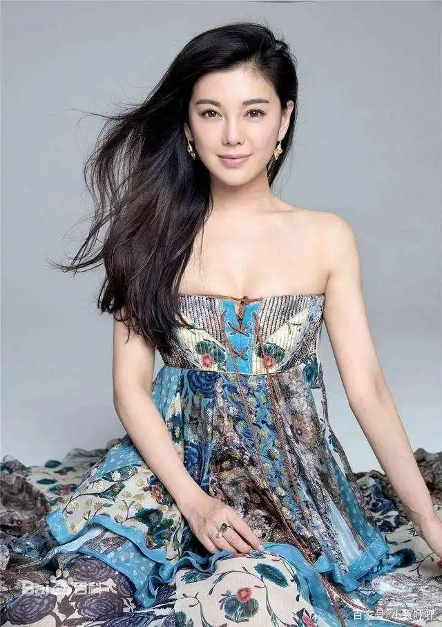 让我们慢慢认识认识一下饰演秦羽墨的这位女演员,在出演《爱情公寓》