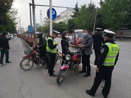 武功交警严查摩托车电动车交通违法行为