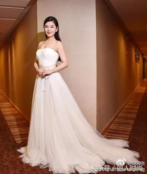 赵文琪爱情公寓2清新甜美的秦羽墨戏外穿搭却是靓丽迷人