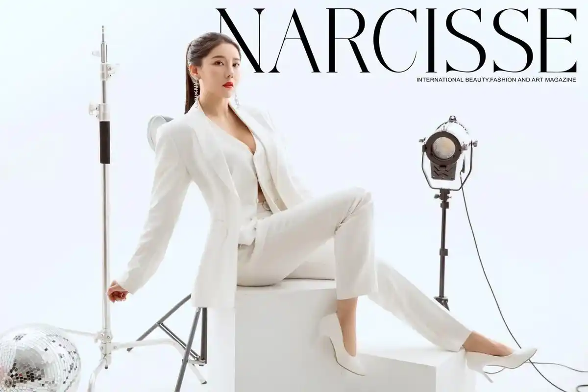 散打王星女郎刘太阳,一身白色西装太帅了