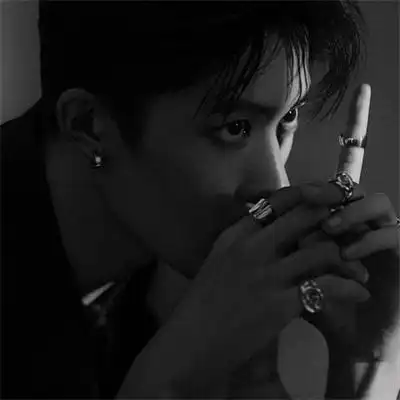 由美头网整理发布,男生头像频道提供更多与氛围感,成熟,稳重,优质相关