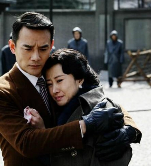 《伪装者》是由李雪执导,胡歌,靳东,刘敏涛,王凯等人领衔主演的一部